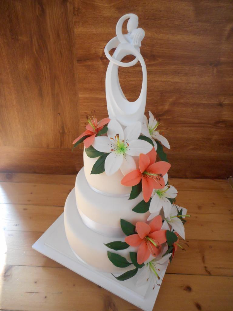 Svatební dort s liliemi